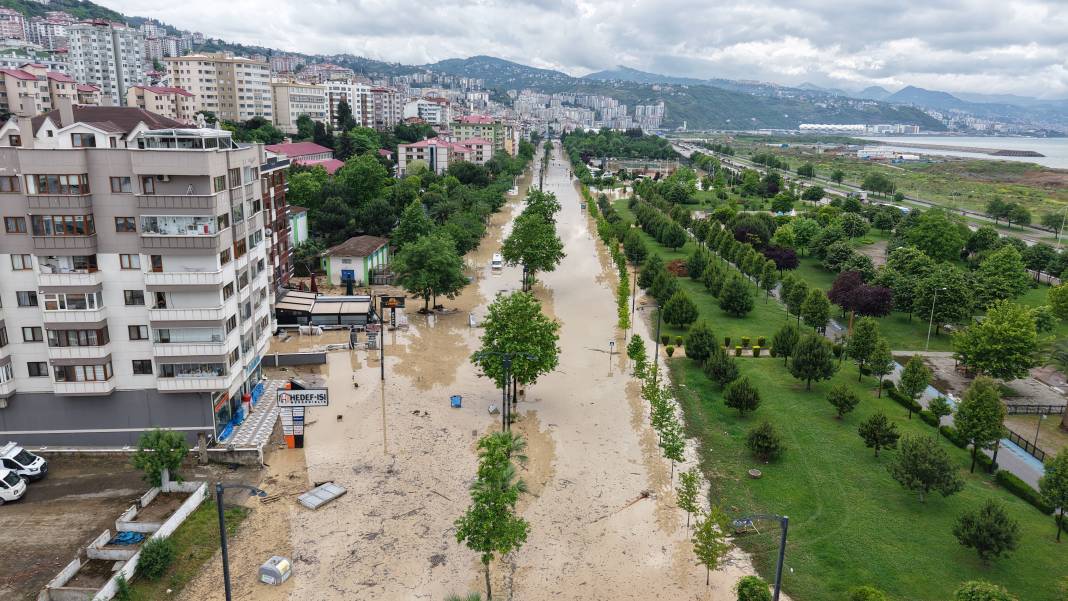 Sel suları Trabzon’u vurdu! Toklu deresi taştı, eski devlet sahil yolu Venedik’e döndü 2